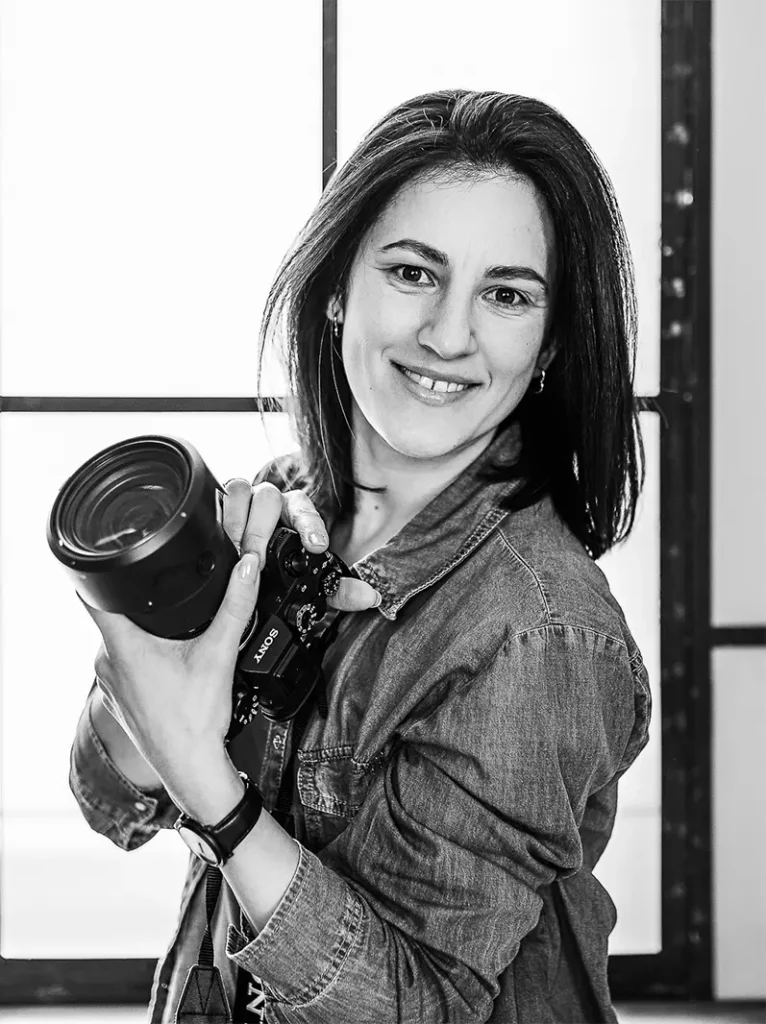 Rita portréja kamerával, fekete-fehér hangulatban.
